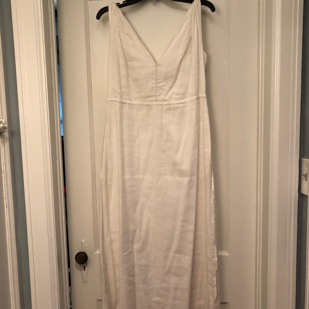Has pockets!  Gap size 2 but fits a size 4.